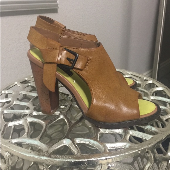 Calvin Klein - Picture 2 of 4